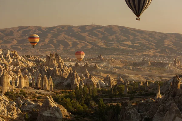 Prachtige Landschap Van Cappadocië Valley Met Hete Lucht Ballonnen Achtergrond — Stockfoto
