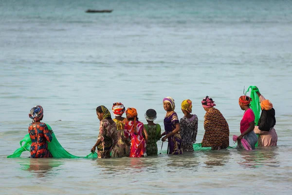 Nungwi Zanzibar Juni 2018 Kvinnor Fiske Havet Med Massor Båtar — Stockfoto