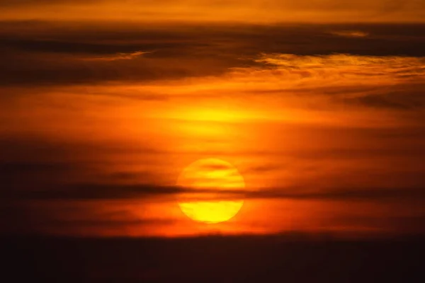 赤い雲の後ろに夕暮れ時の太陽 — ストック写真