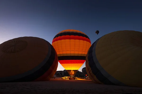 Balon Ogrzane Powietrze Oświetlony Między Innymi Dwa Nadal Spanie Piękne — Zdjęcie stockowe