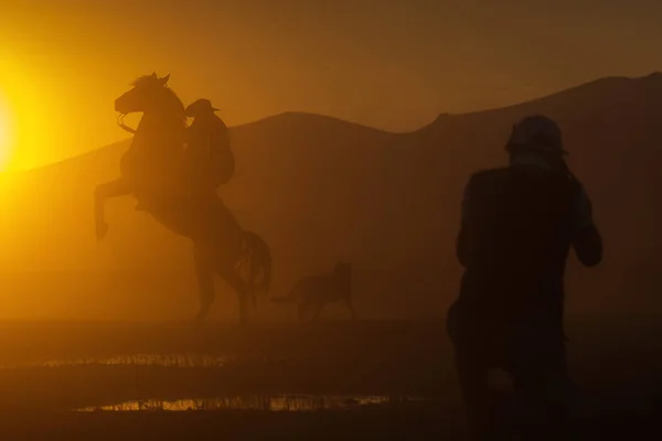 Silueta Vaquero Poniendo Caballo Para Permanecer Dos Pies Atardecer Con — Foto de Stock