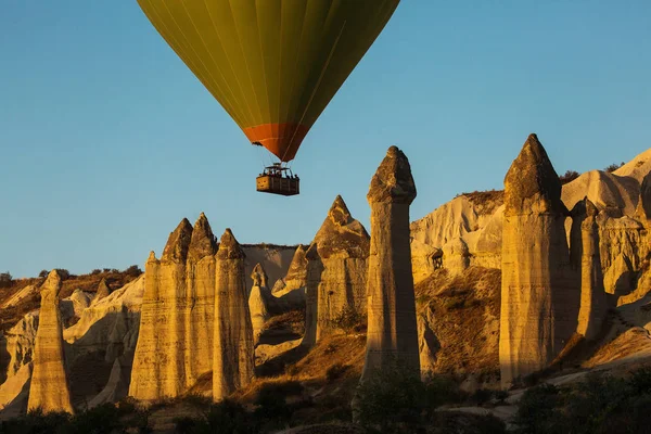 Färgglad Luftballong Flyger Över Vacker Blå Himmel Bakgrunden — Stockfoto