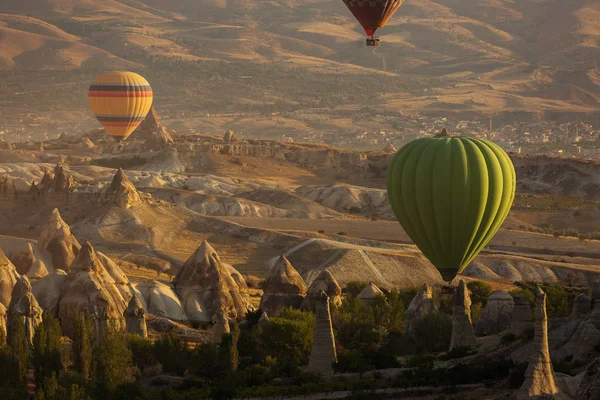 Gyönyörű Táj Háttérben Napkeltekor Hőlégballonok Cappadocia Völgy — Stock Fotó