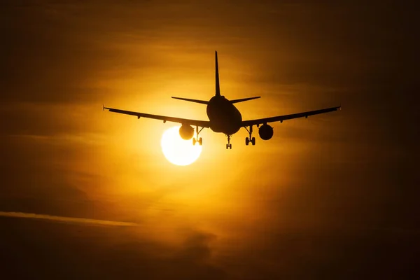 Sziluettjét Alatt Nap Gyönyörű Vörös Felhők Háttérben Egy Légi Plane — Stock Fotó