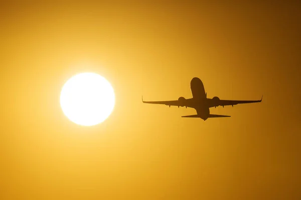 Sziluettjét Közelében Sun Gyönyörű Vörös Felhők Háttérben Egy Légi Plane — Stock Fotó