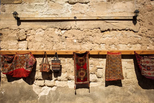 Παραδοσιακή Γαλοπούλα Χαλιά Και Τσάντες Που Εκτίθενται Στους Τοίχους Τουρκία — Φωτογραφία Αρχείου
