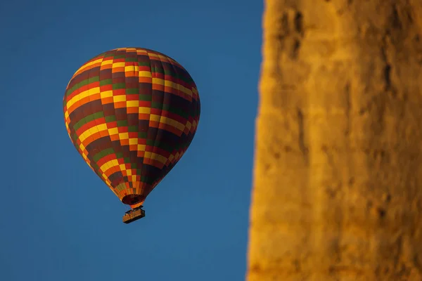 Kolorowe Latające Balony Latające Nad Piękny Niebieski Niebo Tle — Zdjęcie stockowe