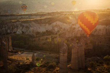 Aşk Vadisi üzerinde gündoğumu, renkli balonlar ile Landscaoe 