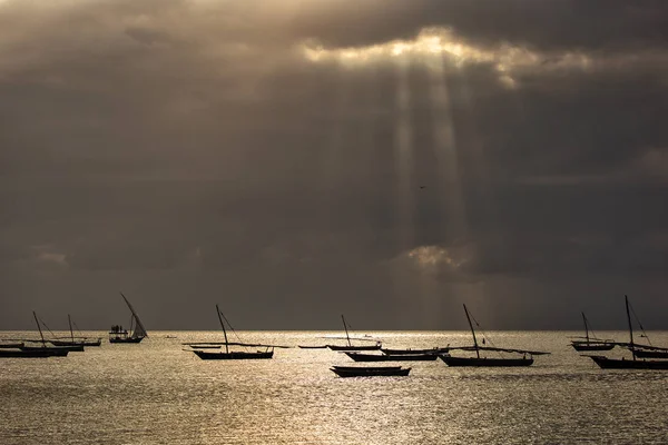 Bateaux de pêche dans l'océan avec des oiseaux et des nuages de tempête en arrière-plan — Photo