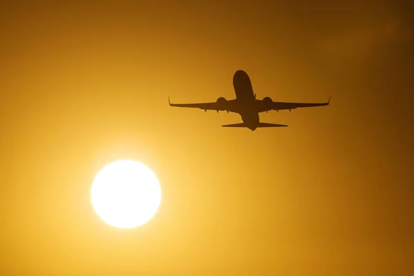 Sziluettjét egy légi plane közel a nap szép piros CL — Stock Fotó