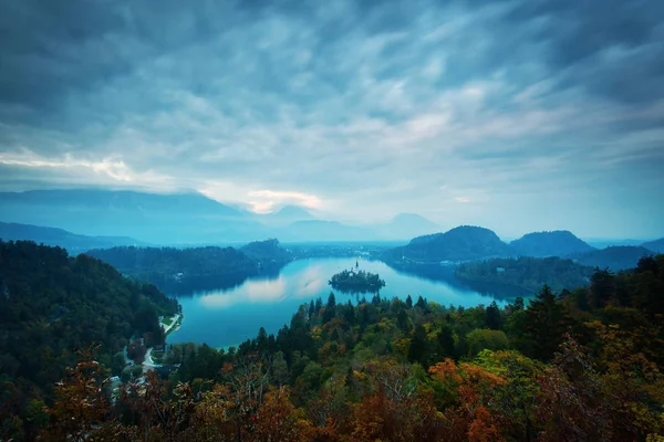 Panoramablick auf den wunderschönen See in Slowenien im Herbst — Stockfoto