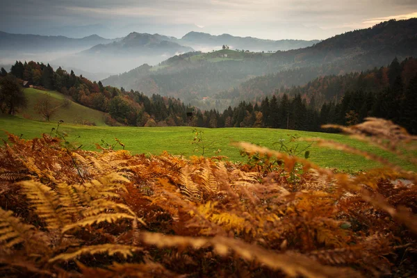 Piękny krajobraz z Tomaz Kościół ze Słowenii z mgły — Zdjęcie stockowe
