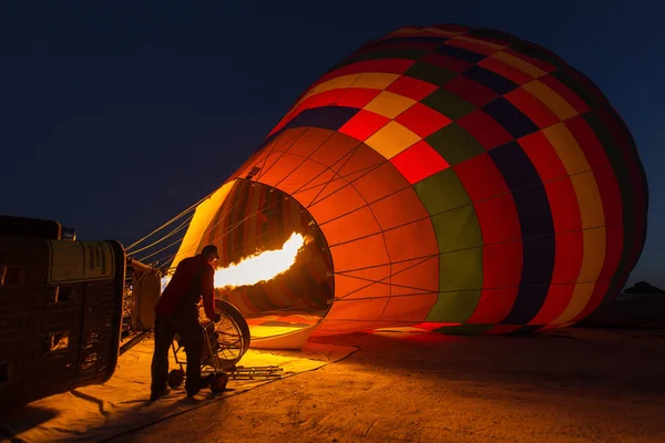 Personel przygotowuje balon dla latać nad Cappadocia w Göreme, C — Zdjęcie stockowe