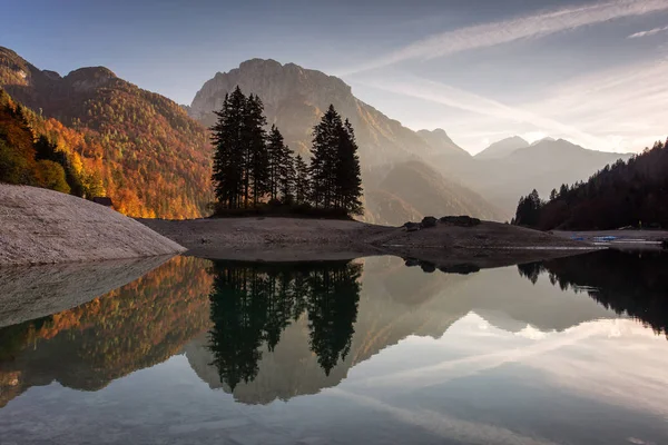 Schöne reflexion am see predil, italien mit bunten bäumen i — Stockfoto