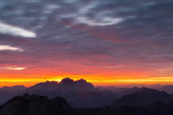 Clouds moving with moiuntains in background at sunset — Stock Photo, Image