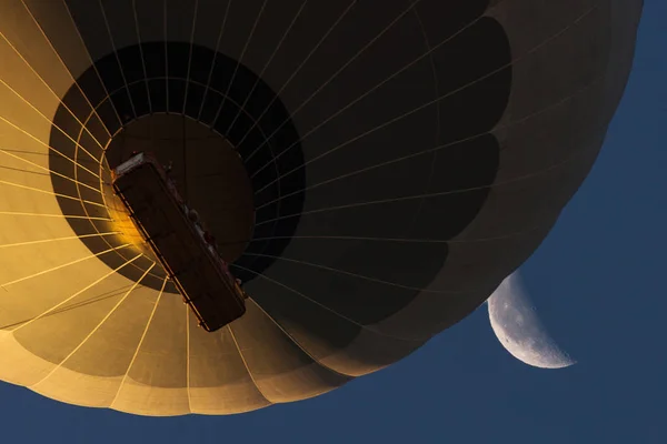 Visa från bellow en färgglad varmluft ballloon nära månen med — Stockfoto
