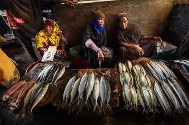 Stone Town, Zanzibar 4 Haziran 2018 - insanlar satın alma ve balıklar Stone Town, Zanzibar özel pazarında satış
