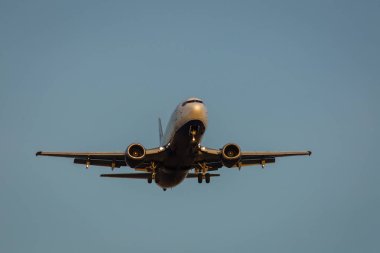 Bir hava uçağı ışıkları ve mavi arka plan ile önden görünümü