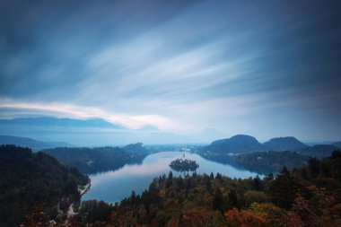 Şaşırtıcı Bled Gölü Slovenya arka planda güzel bulutlar ile sonbahar zamanında panoramik.