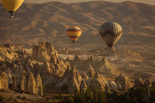 Prachtige Landschap Van Cappadocië Valley Met Hete Lucht Ballonnen Achtergrond — Stockfoto