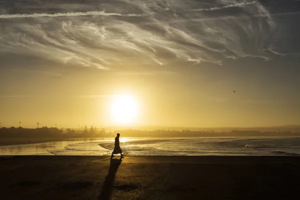 Man Genieten Van Schoonheid Van Zonsopgang Essaouira Marokko Met Oceaan — Stockfoto