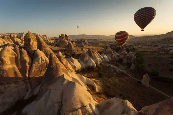 Nézd Meg Felülről Cappadocia Völgyek Léggömbökkel Törökország — Stock Fotó