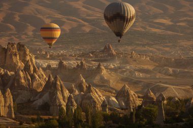 Sıcak hava balonları gündoğumu, arka planda Kapadokya Vadisi'nin güzel manzara