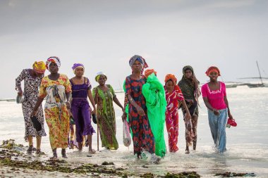 Nungwi, Zanzibar 3 Haziran 2018: kadınlar ile lots-in tekneler arka planda okyanusta balık tutma. Fırtına bulutları Nungwi-Zanzibar, Tanzanya
