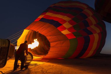 Personel balon Kapadokya'da Göreme, Kapadokya - Türkiye üzerinden uçmak için hazırlanıyor.
