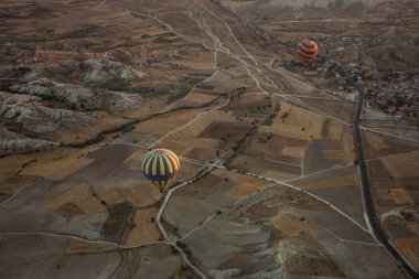 Kapadokya vadilerinin balonlu yukarıda görüntüleyin. Türkiye.