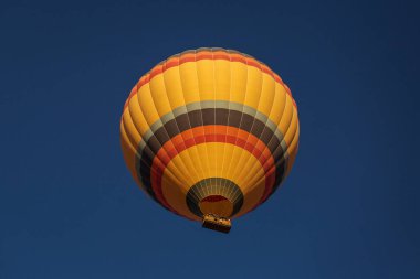 Güzel mavi gökyüzü arka planda üzerinde uçan renkli sıcak hava balonu