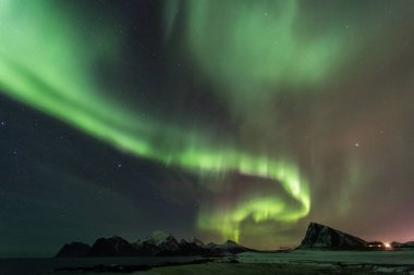 Norveç, Lofoten 'de arka planda kuzeyin ışıklarının manzarası