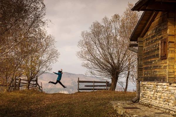 Donna Felice Che Salta Con Bellissimo Paesaggio Sullo Sfondo Nella — Foto Stock