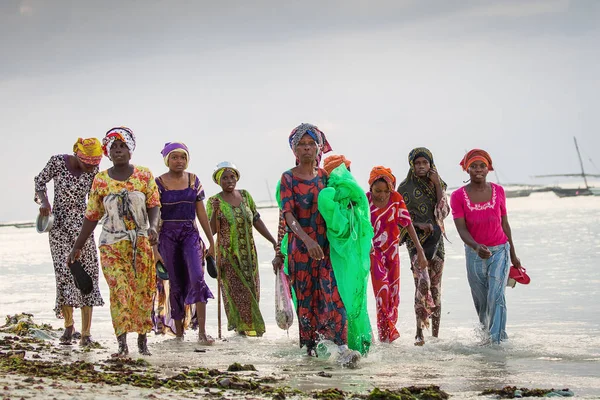 Nungwi Zanzibar June 2018 Women Fishing Ocean Lots Boats Background — Stock Photo, Image