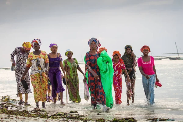 Nungwi, Zanzibar 3 Haziran 2018: kadınlar ile lots-in tekneler arka planda okyanusta balık tutma. Fırtına bulutları Nungwi-Zanzibar, Tanzanya