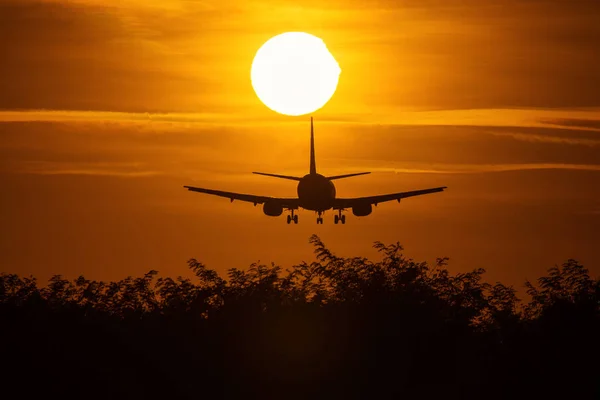 Silhueta Avião Perto Sol Com Belas Nuvens Vermelhas Fundo — Fotografia de Stock
