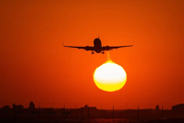 Sziluettjét Közelében Sun Gyönyörű Vörös Felhők Háttérben Egy Légi Plane — Stock Fotó