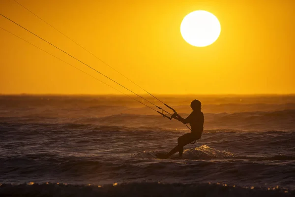 Silhoutte Kitesurfistas Disfrutando Grandes Olas Atardecer Essaouira Marruecos Hermoso Paisaje — Foto de Stock