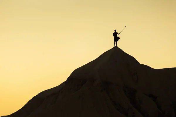 Landschap Met Een Man Top Van Een Piek Nemen Van — Stockfoto