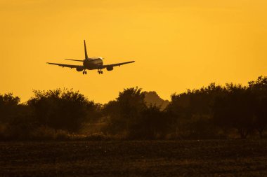 Hava uçak iniş ile arka planda güzel gökyüzü gün batımında yolda