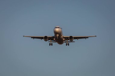 Bir hava uçağı ışıkları ve mavi arka plan ile önden görünümü