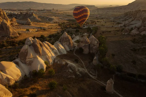 Vista Desde Arriba Los Valles Capadocia Con Globos Turquía — Foto de Stock