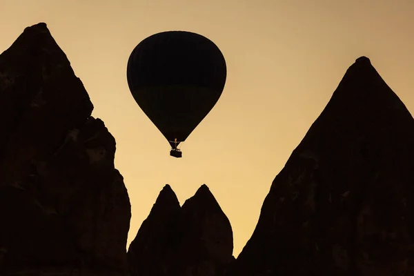 Sylwetka Balonów Ogrzane Powietrze Między Skałami Kapadocji Wschodzie Słońca — Zdjęcie stockowe