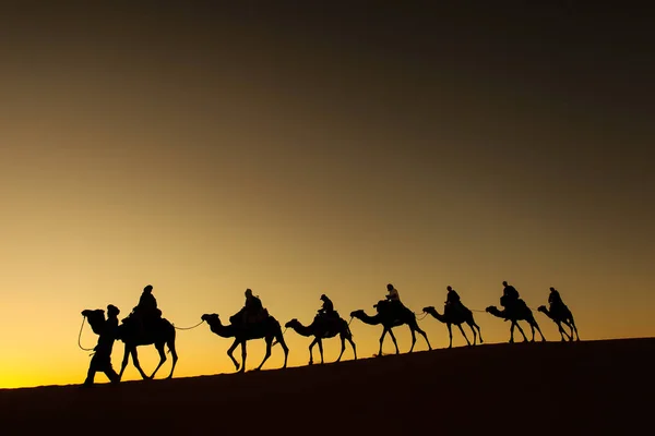 Sillhouette Caravana Camelo Com Peopple Feliz Que Atravessa Deserto Por — Fotografia de Stock