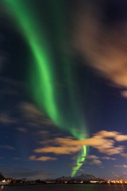 Lofoten, Norveç, arka planda Kuzey ışıkları ile muhteşem manzaralı