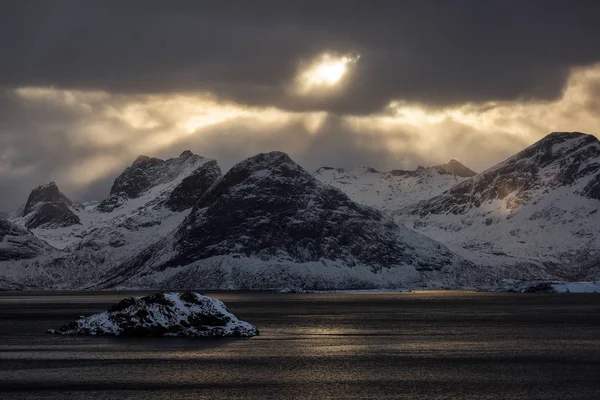 Schöne Lichtstrahlen Über Dem Schneebedeckten Berg Mit Wolken Hintergrund Lofoten — Stockfoto