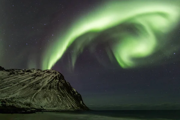 Norveç Lofoten Arka Planda Kuzeyin Işıklarının Manzarası — Stok fotoğraf