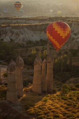 Aşk Vadisi Kapadokya, Türkiye'de üzerinde gündoğumu, renkli balonlar ile Landscaoe.