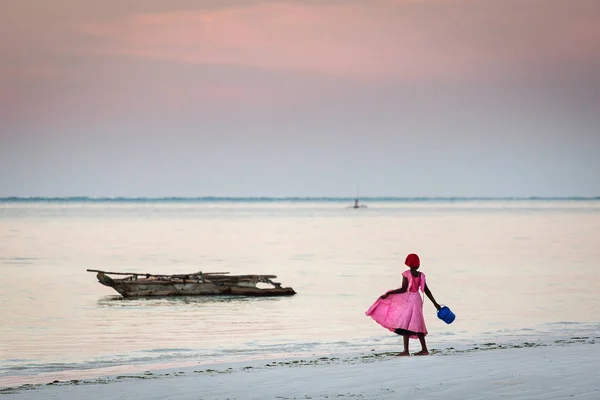 Ung Flicka Rosa Leker Stranden Zanzibar Tanzania — Stockfoto