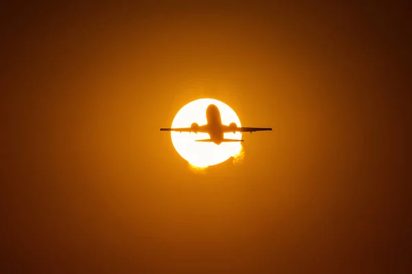 Силуэт Воздушного Самолета Над Солнцем Красивыми Красными Облаками Заднем Плане — стоковое фото